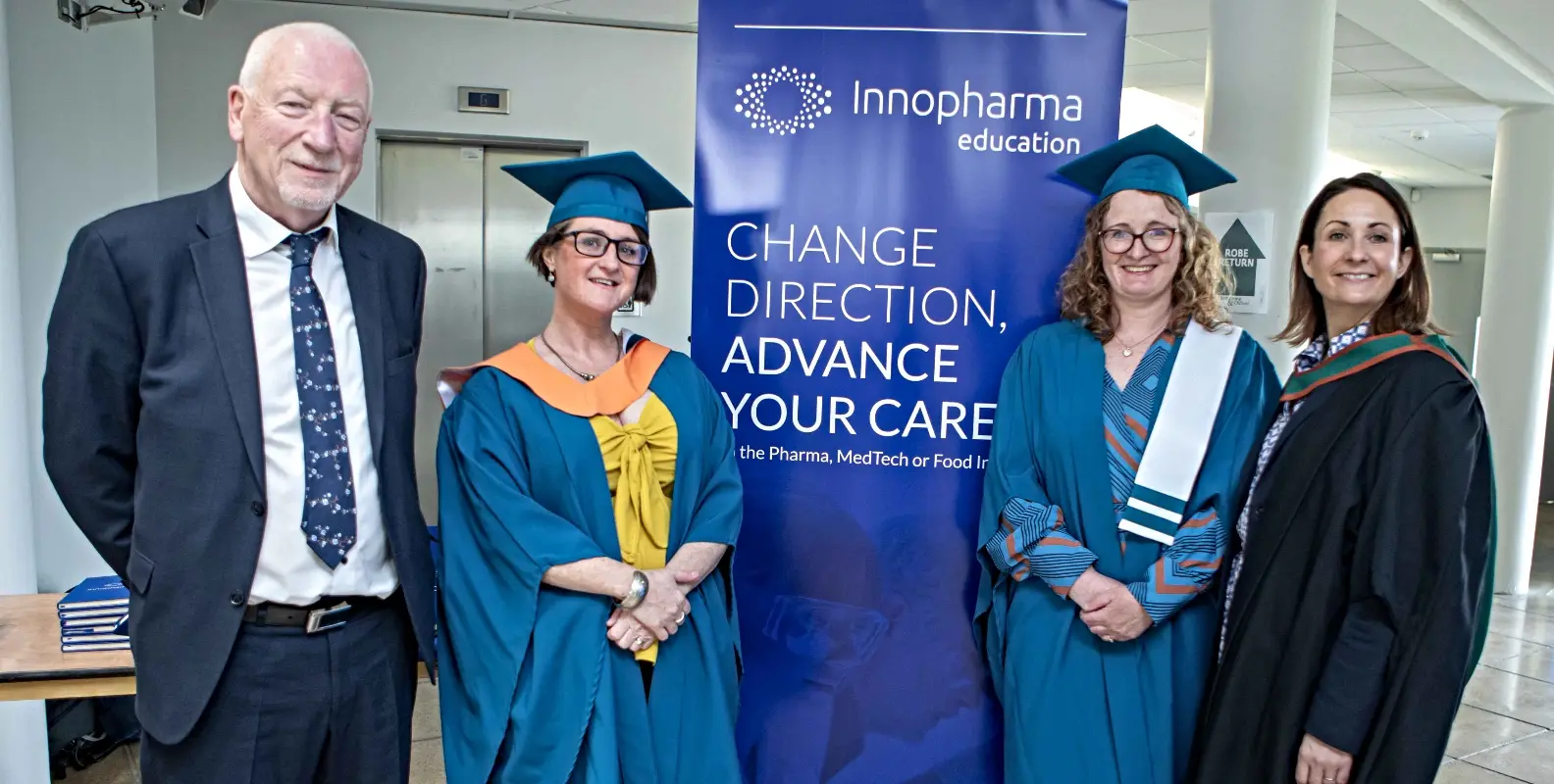 Studierende von Innopharma Education bei einer Abschlussveranstaltung